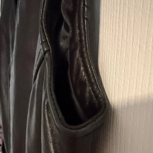 Vintage Wilsons Pelle Studio Women's Sleek Black Leather Vest - size Medium - Picture 10 of 10
